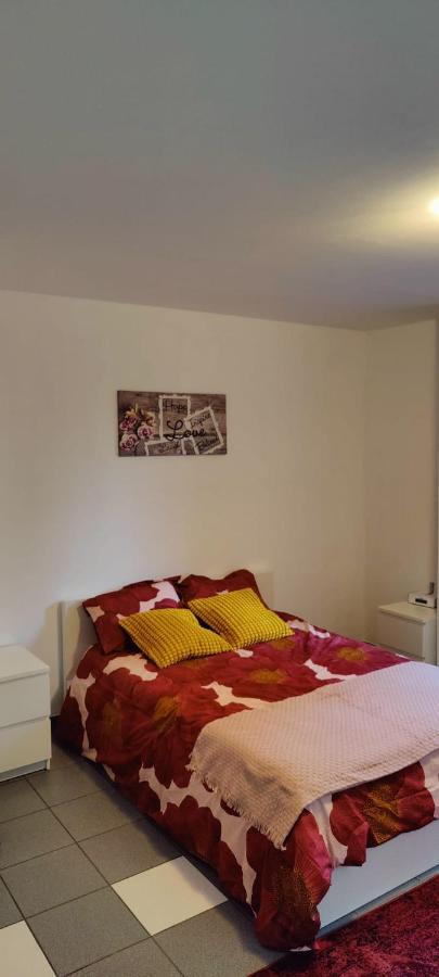 Chez Nous Apartment Бастон Екстериор снимка