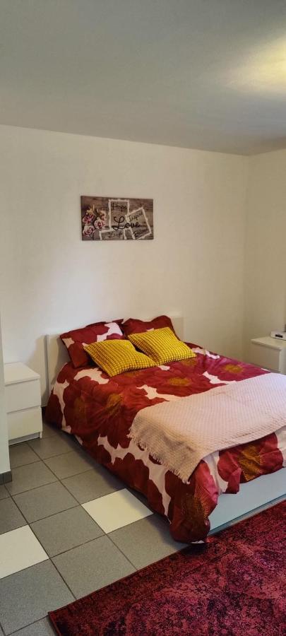 Chez Nous Apartment Бастон Екстериор снимка