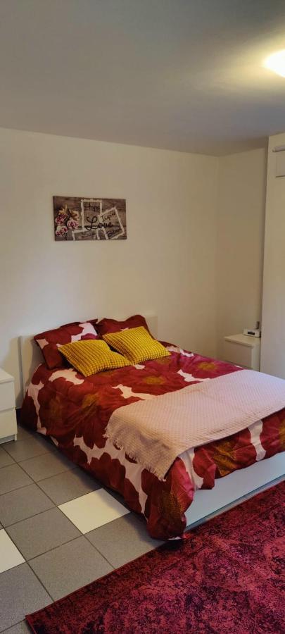 Chez Nous Apartment Бастон Екстериор снимка